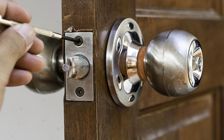 porte claquée serrurier Paris 7